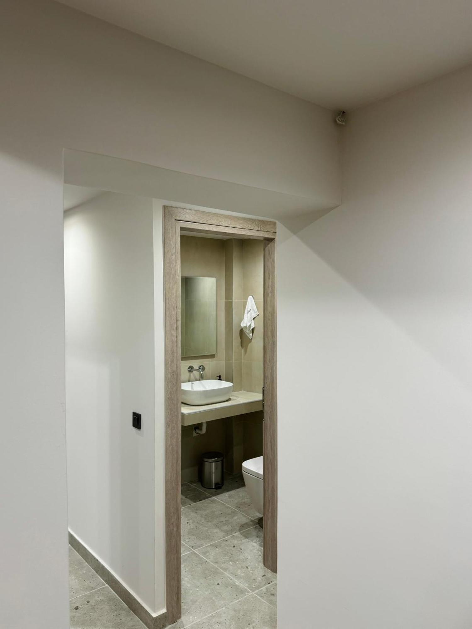 Charming 2br Basement Near Akropolis By Kozy Koala Apartment