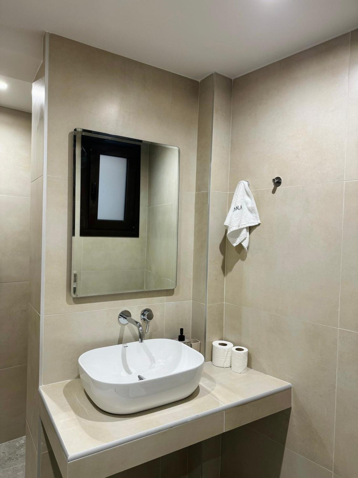 Charming 2br Basement Near Akropolis By Kozy Koala Athens