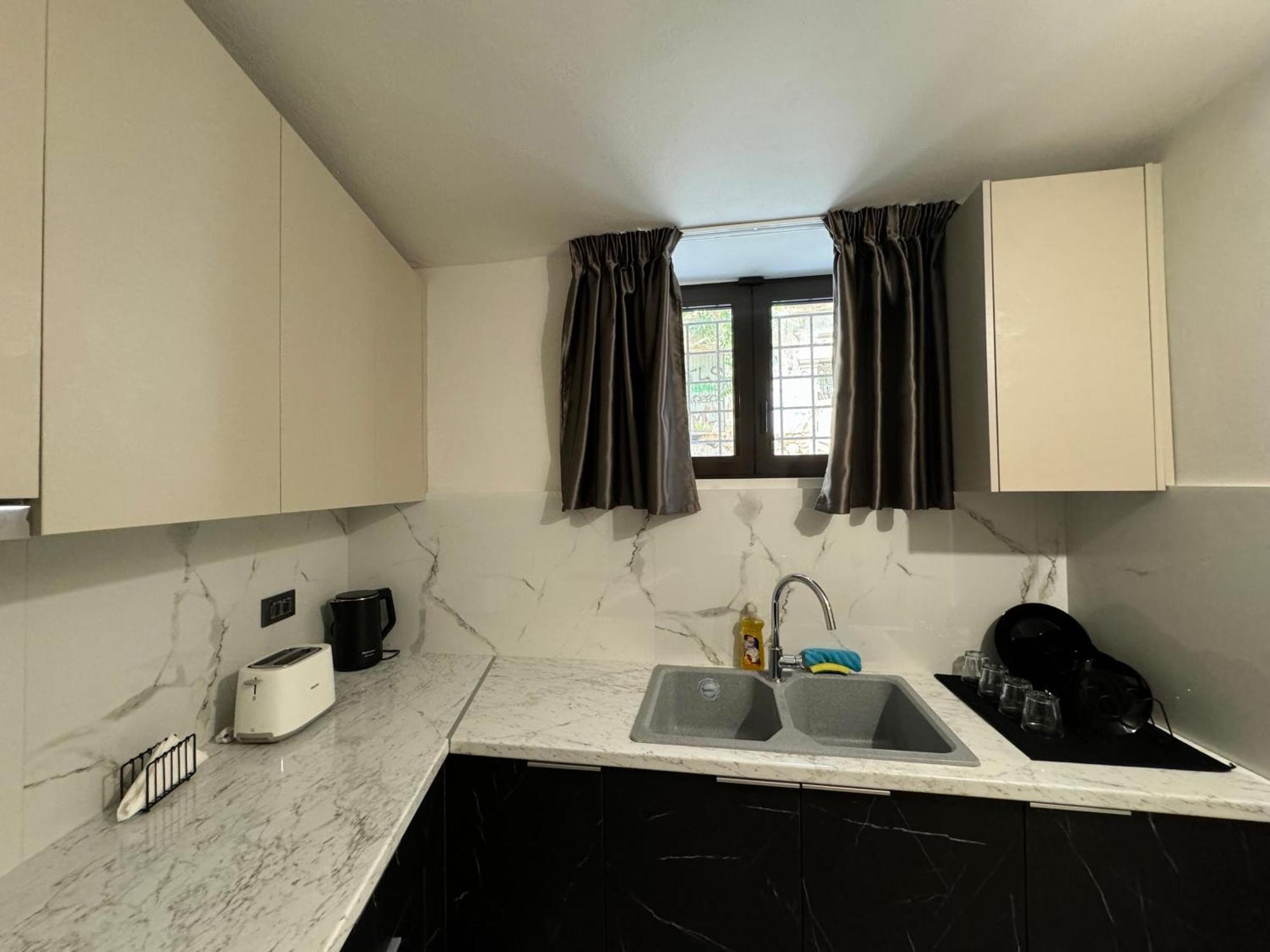 Charming 2br Basement Near Akropolis By Kozy Koala Apartment