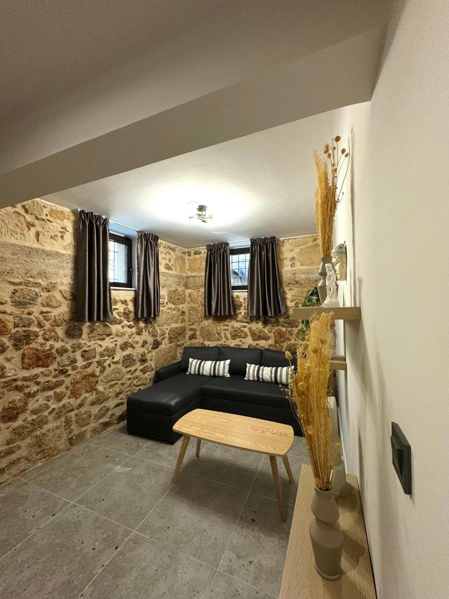Charming 2br Basement Near Akropolis By Kozy Koala