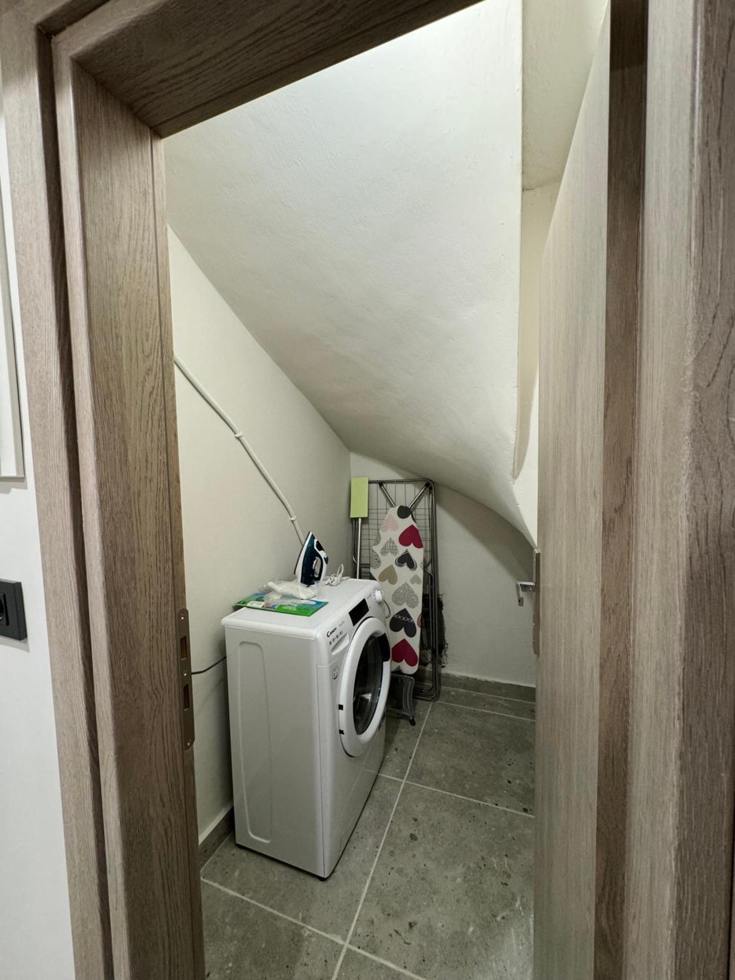 Charming 2br Basement Near Akropolis By Kozy Koala *