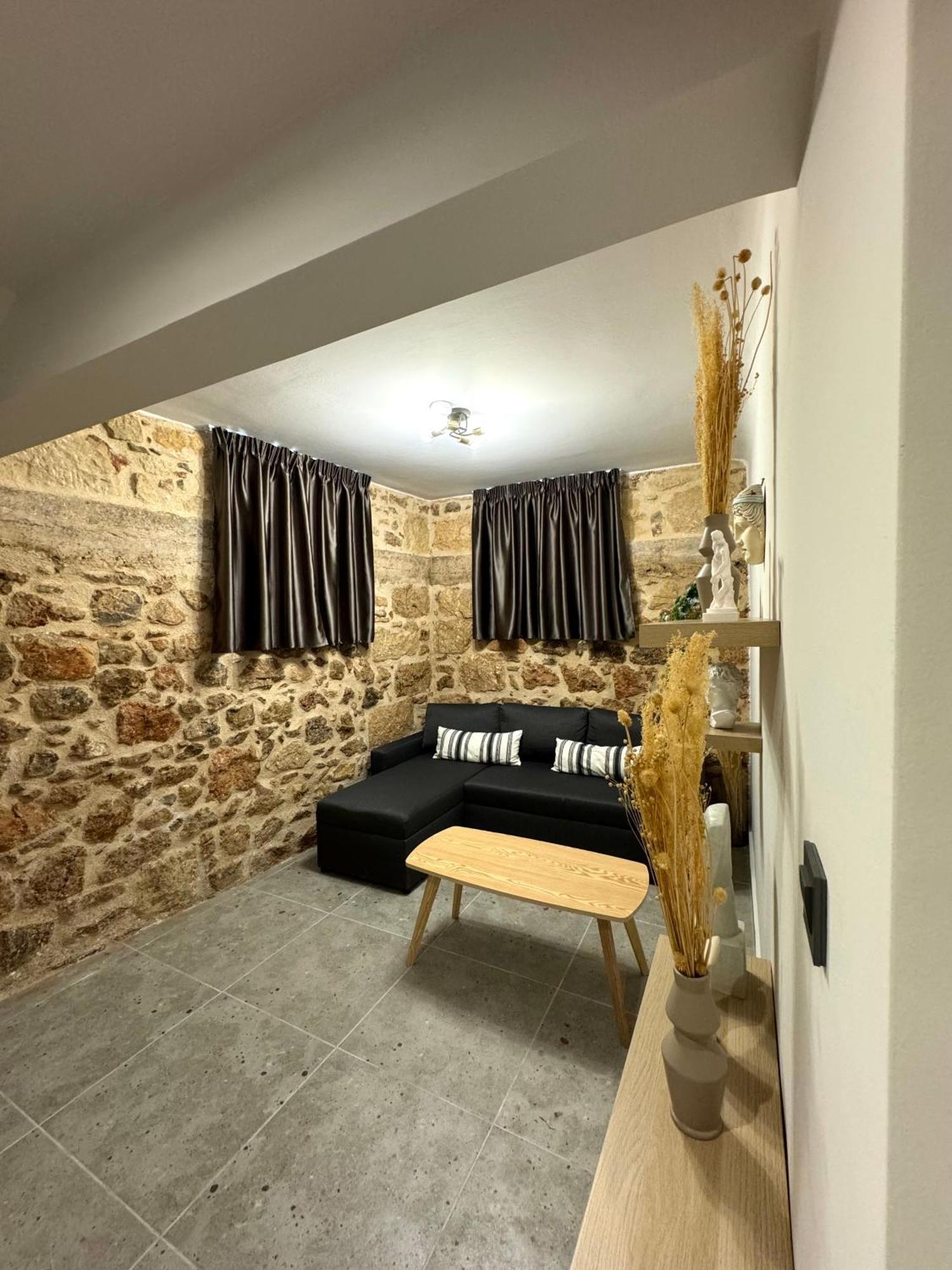 Apartment Charming 2br Basement Near Akropolis By Kozy Koala