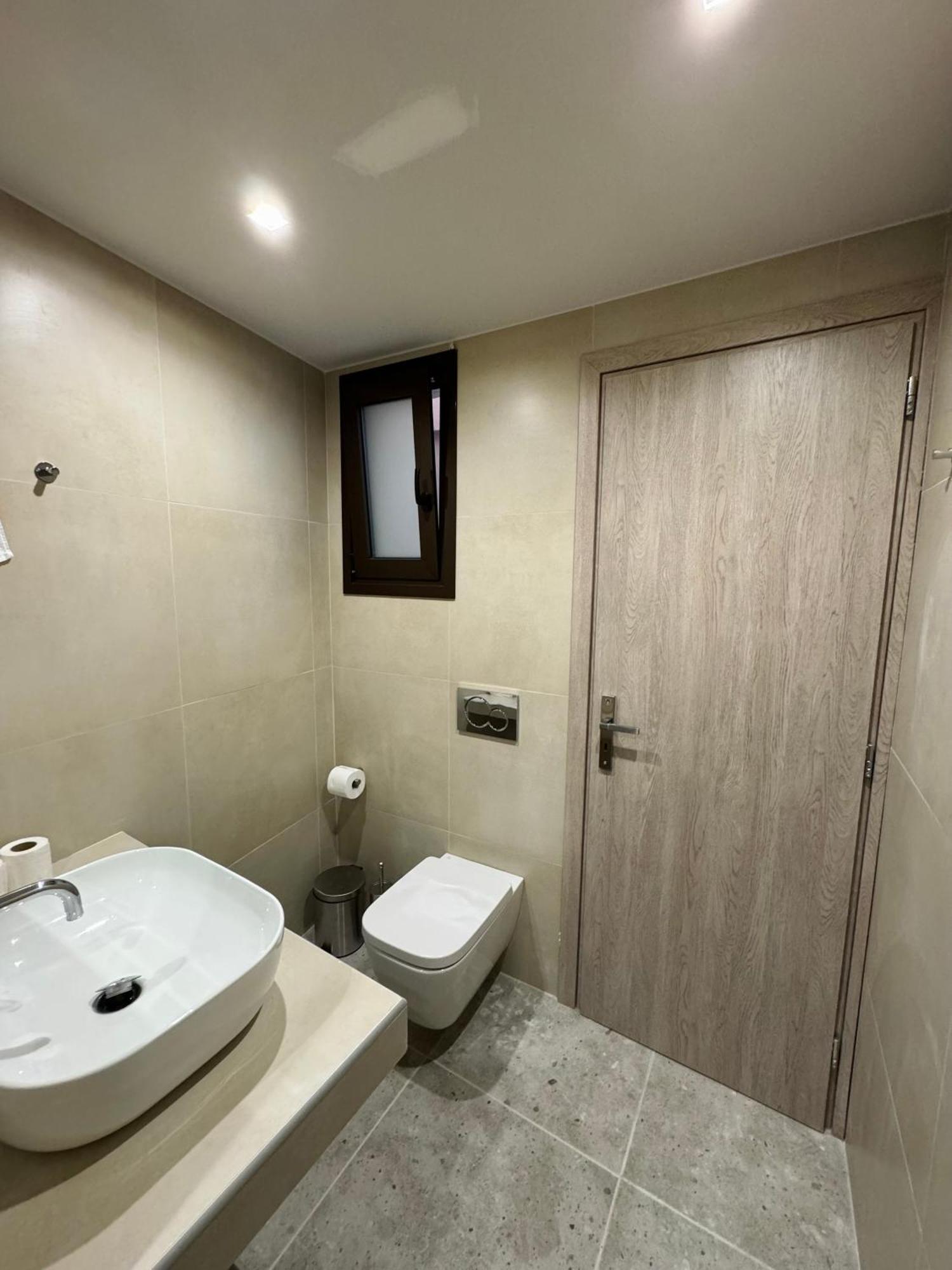 Apartment Charming 2br Basement Near Akropolis By Kozy Koala